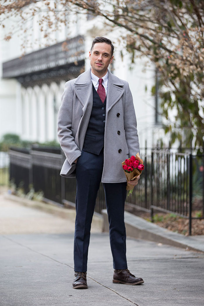 snzugsocken ideen stil trends männer 2018 gentleman mit roten tulpen in der hand grauer mantel blauer anzug