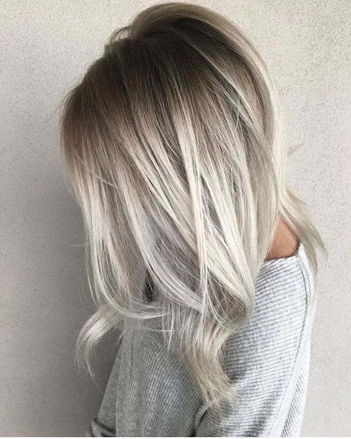 Haare grau tönen - eine graue Bluse und schöne Ombre Haare mit grau und blond