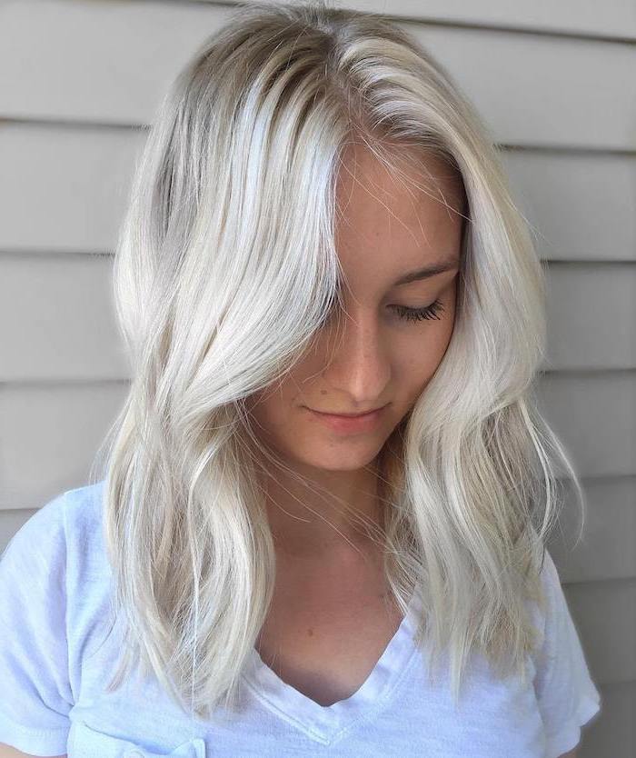 Haarfarbe Silberblond - eine helle Nuance von einem jungen Mädchen mit weißer Bluse