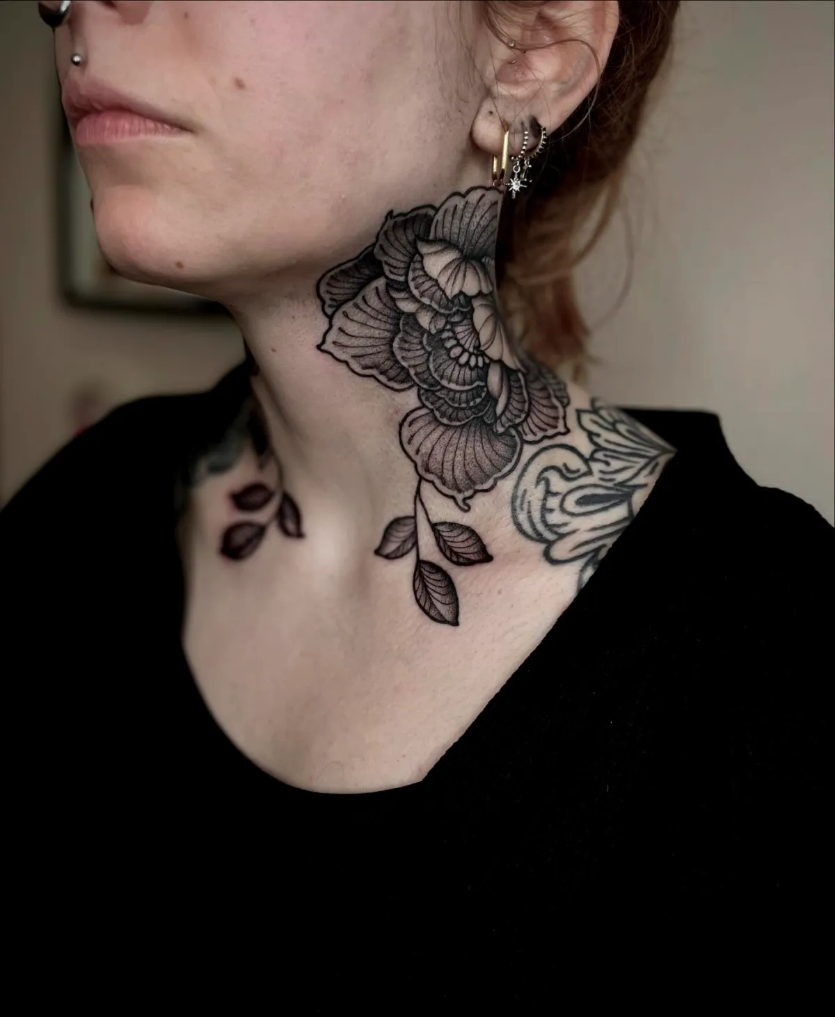blumen tattoo mit vielen details am hals