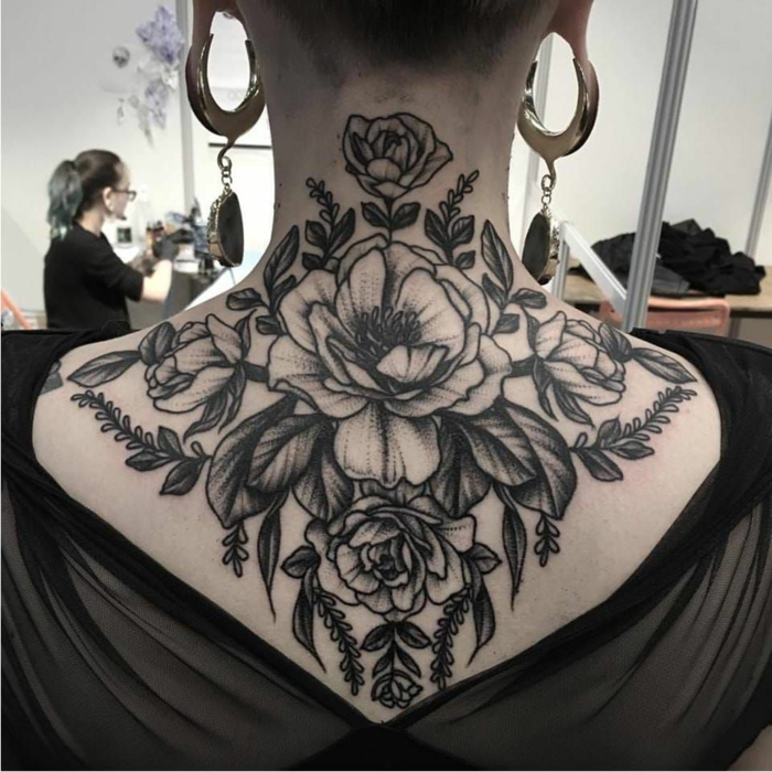 fünf Rosen, eine steht im Mittelpunkt von kleineren Rosen umgeben, Tattoos für Frauen