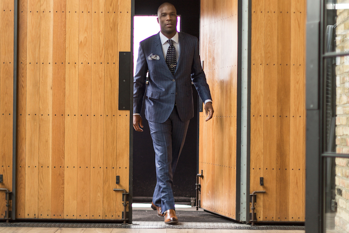 dunkelblauer anzug schuhe in braun ideen für moderne businessmen geschäftsman outfit idee krawatte stil ideen
