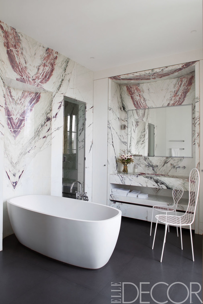 Wandsticker für nasse Räume, zwei weiße Metallstühle, Boden mit grauen Fliesen, Marmoroptik