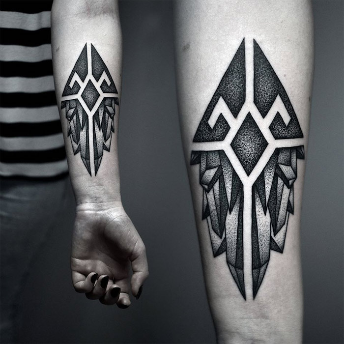 tattoo am arm frau, blackwork tattoo am unterarm, geometrischen elementen mit kristallen