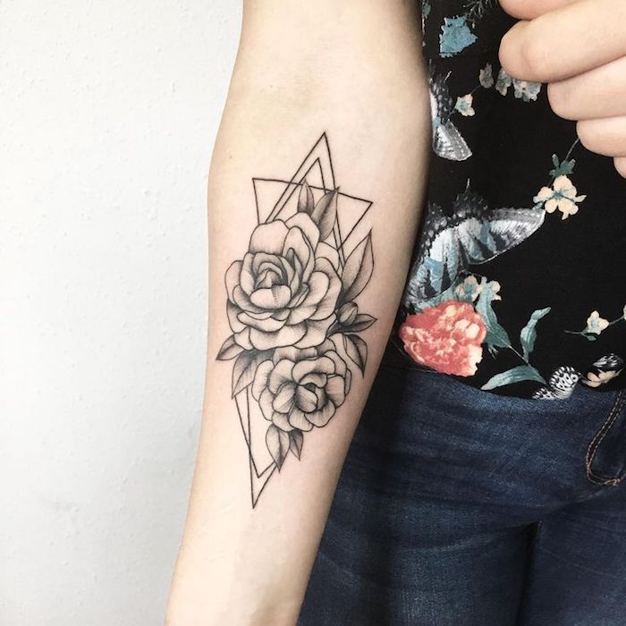 coole tattoos für frauen, blumen tattoo am unterarm, rosen mit geometrischen elementen