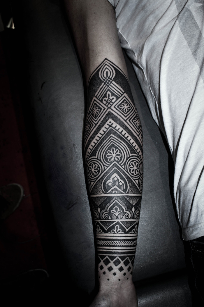 coole tattoos, große tätowierung mit geometrischen motiven, unterarm