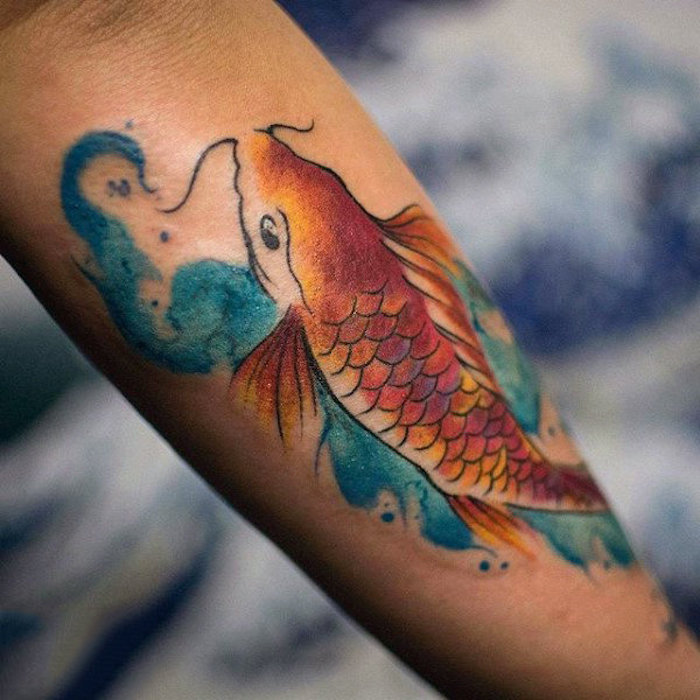 coole tattoos, oranger fisch mit wasser, farbige tätowierung am unterarm