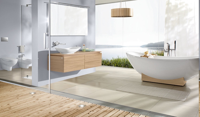 moderne Bäder mit freistehender Badewanne, runder Kronleuchte mit Holzschirm, Aussicht zum See, Glaskabine für der Duschraum