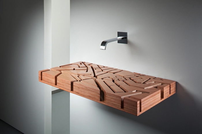 Becken mmontiert an der Wand im Badezimmer, Wasserhahn montiert an der Wand, freistehendes Waschbecken ohne Wasserrohr mit Waschtrog aus Holz