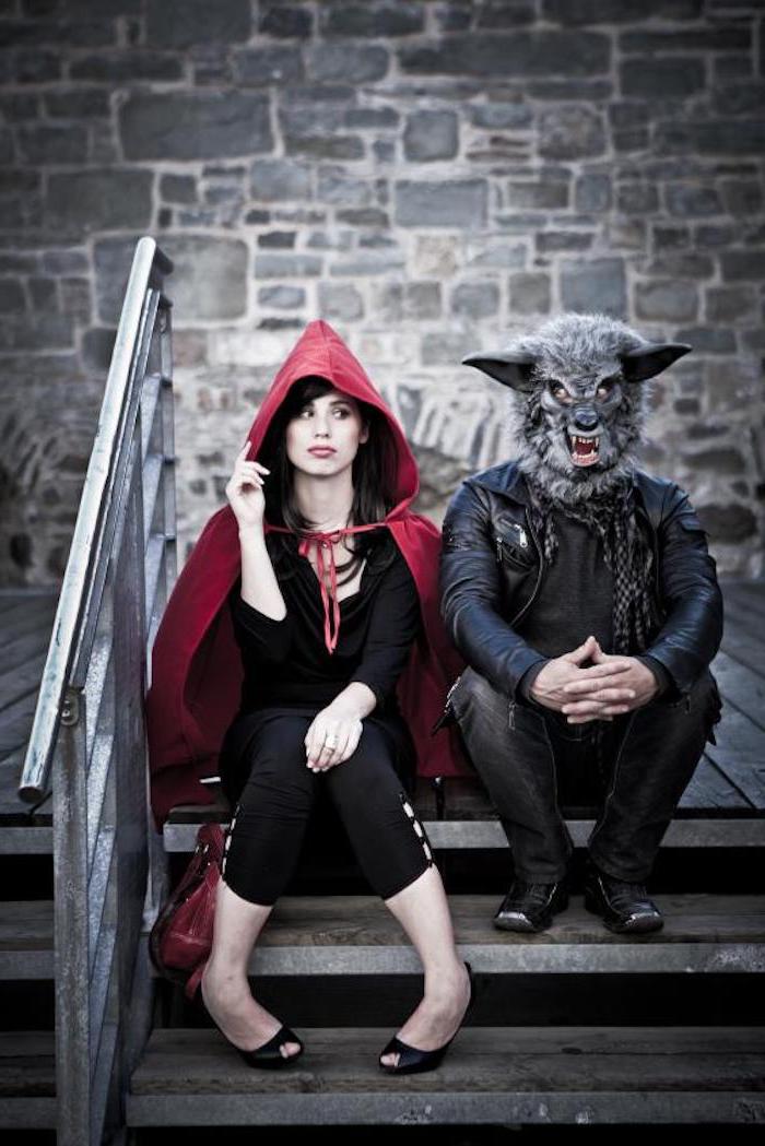Kostüme für Paare, das Rotkäppchen mit rotem Umhang, der Wolf mit Maske und Lederjacke