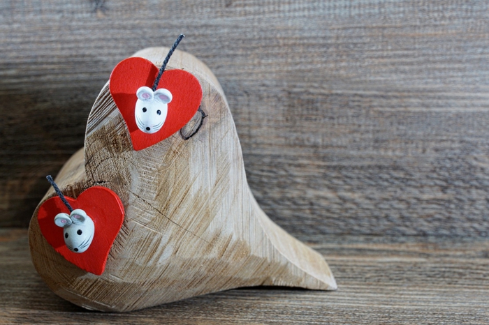 viele Herzenformen, Bilder zum Valentinestag - zwei Mäuse an zwei rote Herzen, ein Herz aus Holz