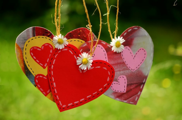 drei Herzen, Bilder zum Valentinstag, hängende Dekorationen zum Valentinstag mit Blümchen