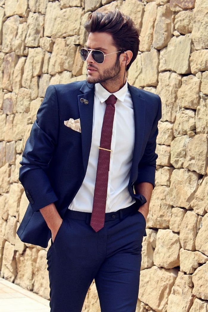 dunkelblauer anzug modernes outfit für businessmen idee rote krawatte sonnenbrille ray ban model