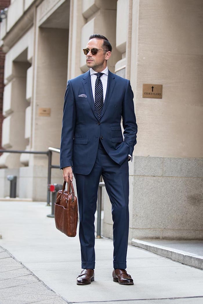 blauer anzug schuhe ideen schuh und taschenfarbe braun krawatte sonnenbrille sidecut frisur männer