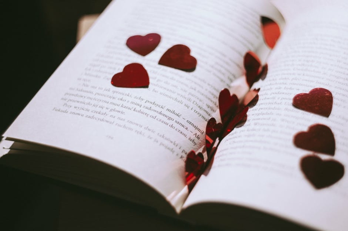 ein aufgeschlagenes Buch, Grüße zum Valentinstag, kleine Herzen zwischen den Seiten
