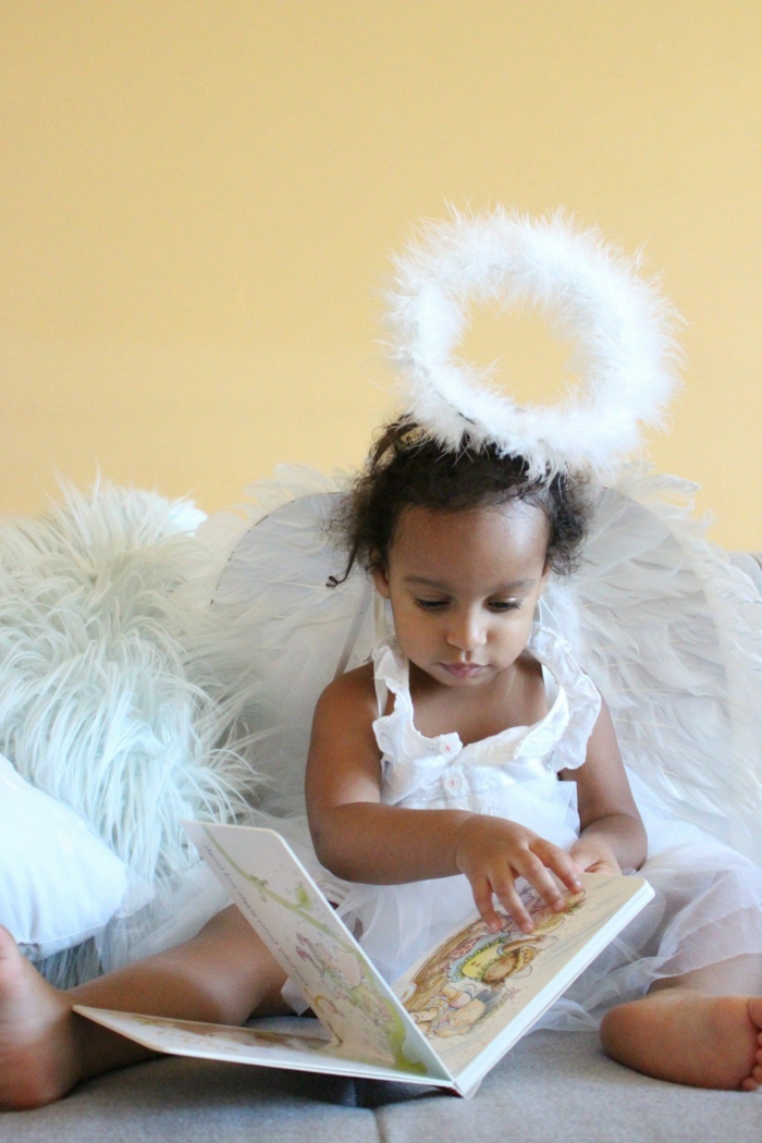 ein niedliches einfaches Kostüm von Engel für kleine Kinder mit Nimbus