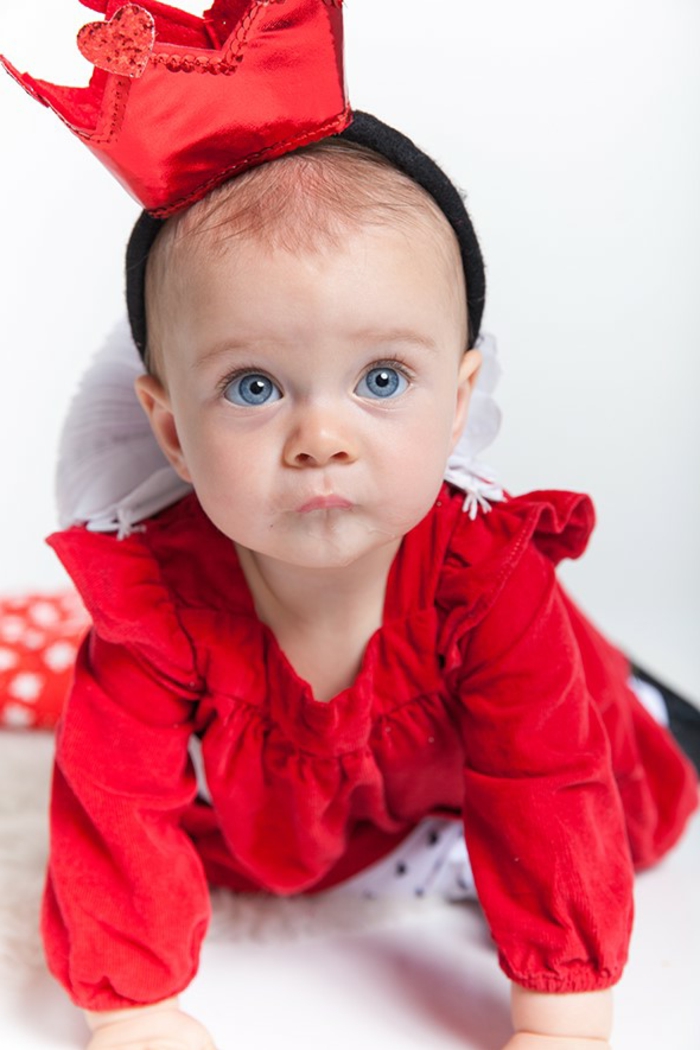 eine kleine Königin mit einem roten Kleid und kleine rote Krone - schnelles Kostüm für Babys