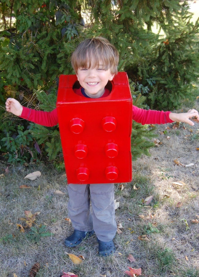 einfache Karnevalkostüme - ein Junge mit einem roten Kostüm von Legoteil