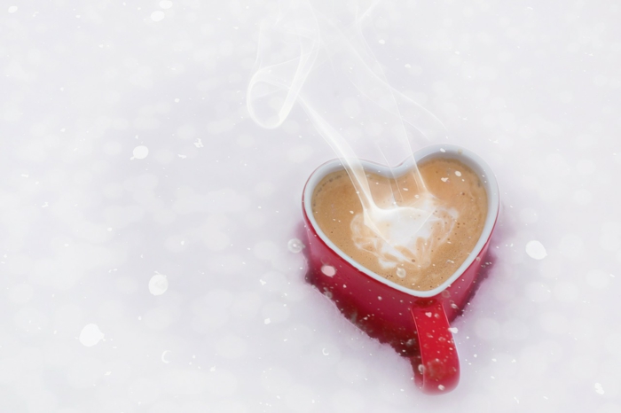 ein Valentinstag Frühstück - Kaffee im Schnee in Becher mit Herzenform - Liebesbilder für Sie
