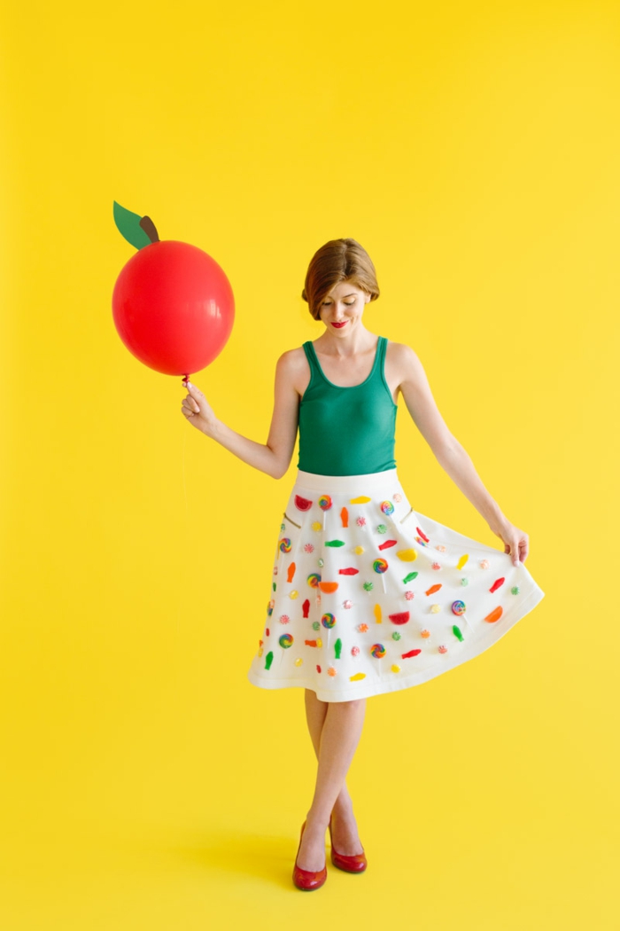 Kostüm von Frucht, einfache Karnevalkostüme - ein Kleid mit Muster von Früchten und ein Apfel Ballon