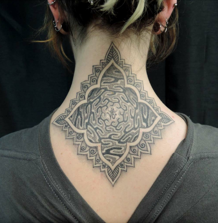 ein sehr interessantes Tattoo, ein Labyrinth im Rahmen mit Symbol in der Mitte - Tattos für Frauen