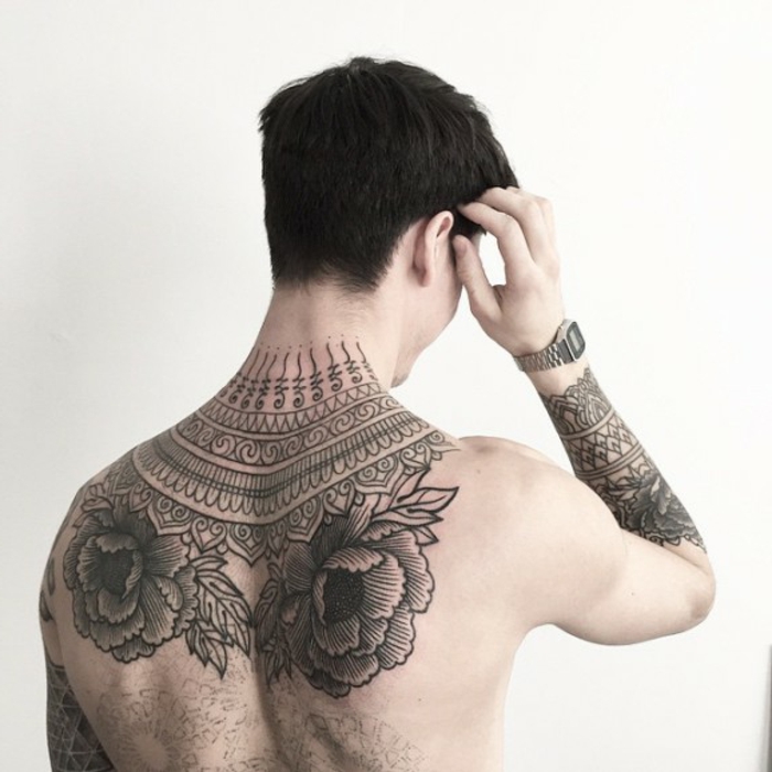 ein noch nicht fertiges Tattoo im Nacken, Blackwork Tattoo mit zwei Rosen
