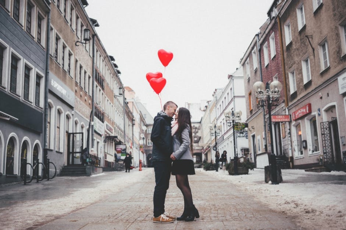 Bilder Romantik -zwei Verliebte am Valentinstag tragen drei Ballons