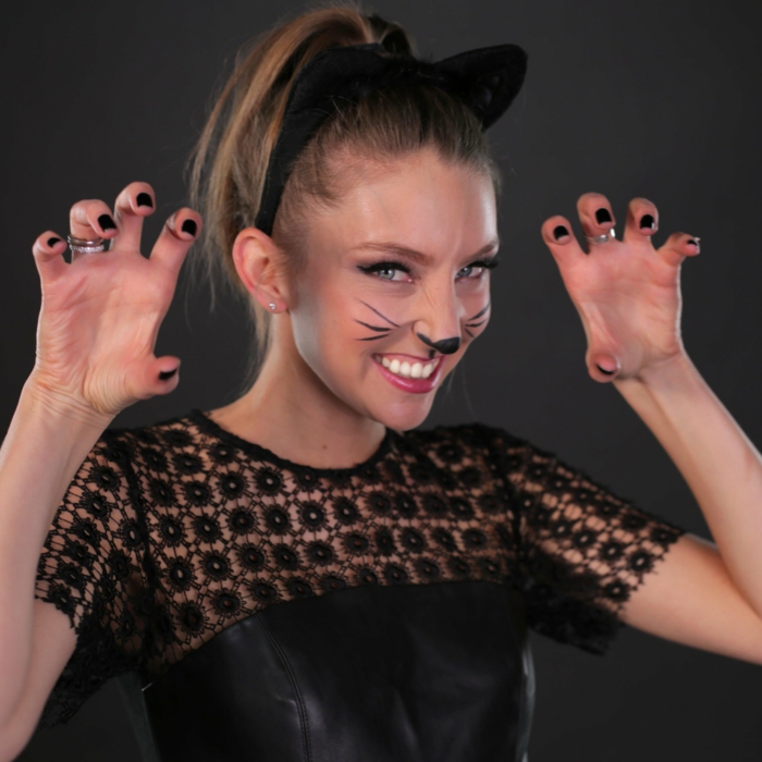 Katzenkostüm von schwarzer Katze, Kostüm eines jungen Mädchen, passende Schminke, Katzenohren und schwarze Bluse