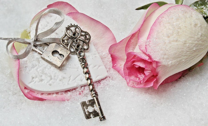 ein süßes Geschenk zum Valentinstag, Bilder Romantik, Rose, Herzchen und Schlüssel