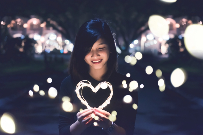 ein nettes Mädchen trägt ein Herz als Valentinstag Überraschung - Bilder Romantik