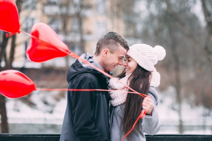 zwei Verliebte Bilder - zu Valentinstag hat er ihr drei Herzen Ballons geschenkt