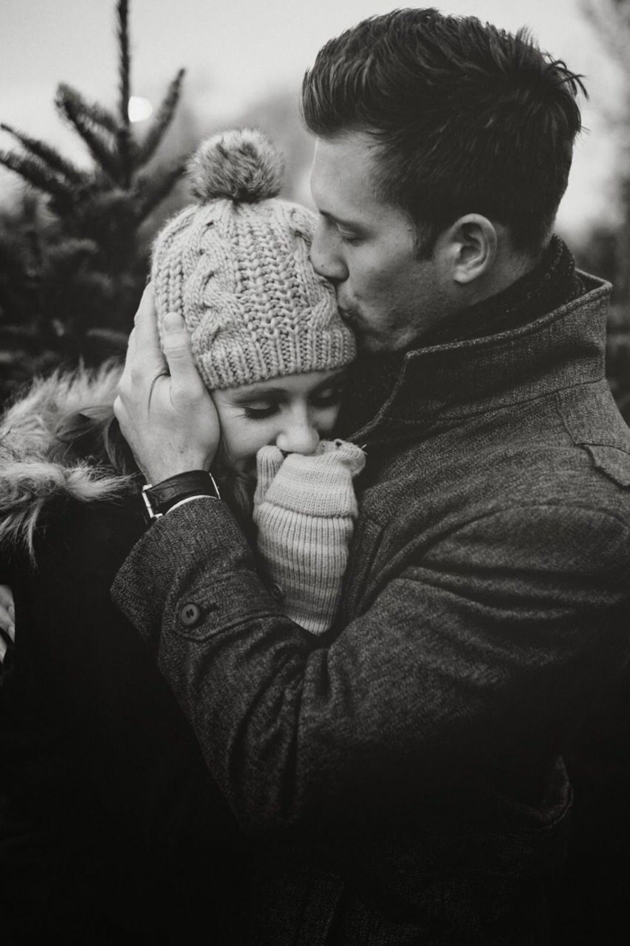 Kuschelbilder - ein warmes Kuss im kalten Wetter, Mädchen und Junge, die kuscheln