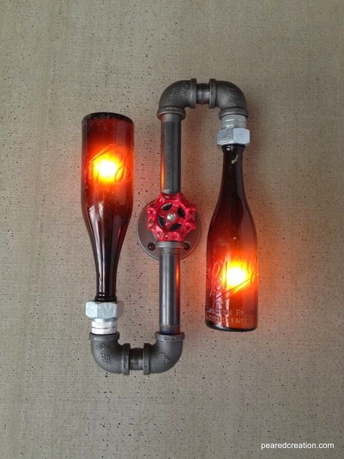 eine flaschenlampe mit einem metallrohr und zwei braunen flaschen - lampen und leuchten