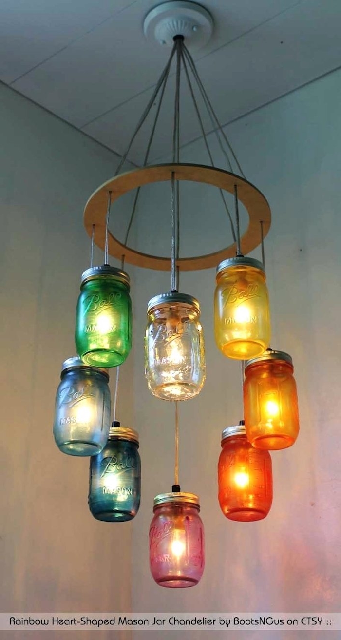eine bunte hängelampe mit grünen, gelben, pinken, orangen und blauen gläsern -lampen aus flaschen selber machen