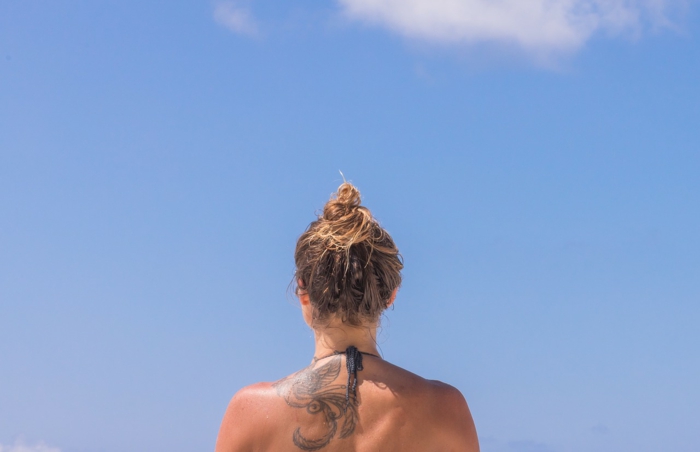 ausgefallene Tattoo Motive Frau im Sommer zeigt man die Tattoos am meisten