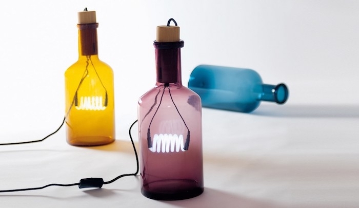 lampen aus flaschen selber machen - drei flaschenlampen aus glas - eine violette, eine gelbe und eine blaue flschenlampe