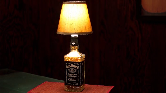 eine gelbe schlafzimmer lampe - lampen aus flaschen selber machen - diy lampe aus einer glasflasche 