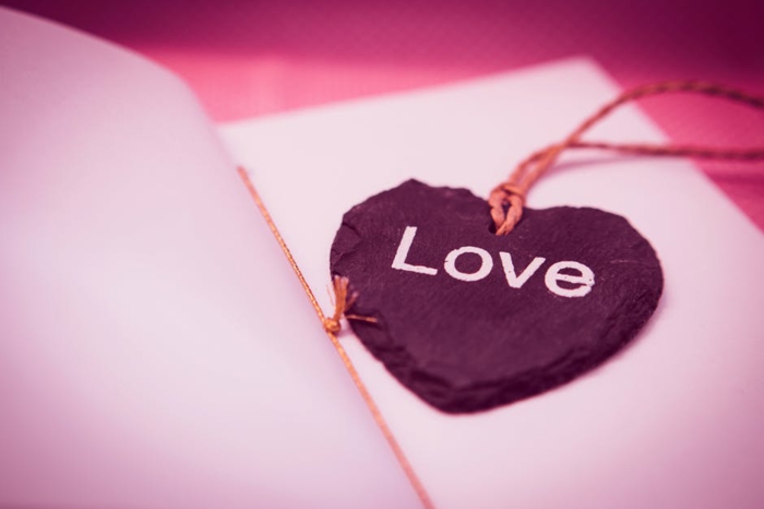 wir Grüße zum Valentinstag zu geben mit einem selbstgemachten Herz mit den Worten Liebe