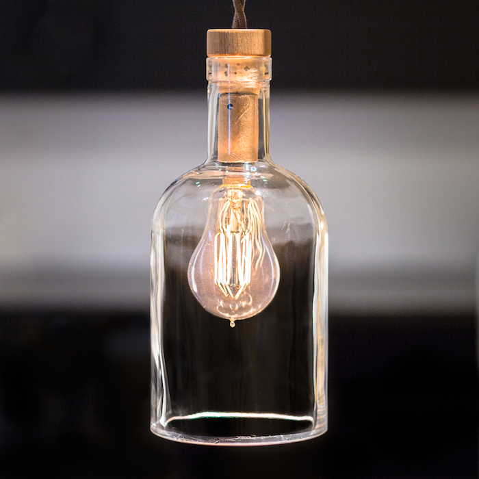eine kleine hängelampe aus einer durchsichtigen flasche und mit einer gelben glühbirne - flaschenlampe selber bauen