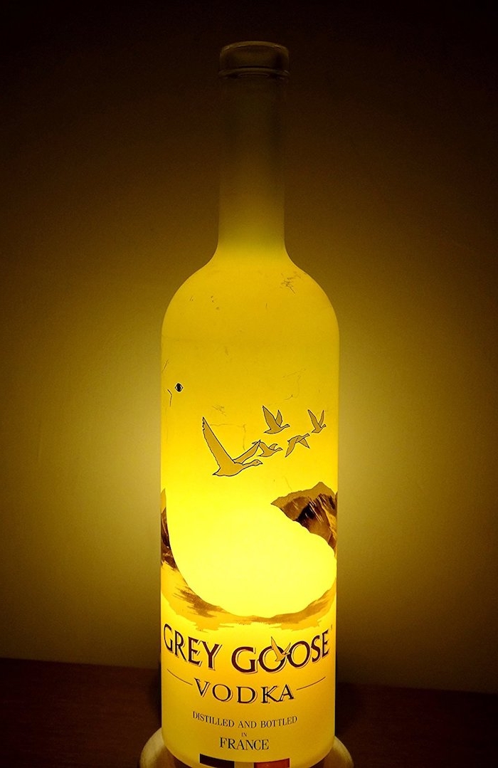 eine gelbe flaschenlampe selber bauen - flasche mit fliegenden vögeln 