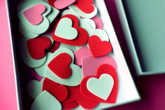 eine weiße Schachtel Grüße zur Valentinstag - kleine Valentinskarten in der Form von Herzen