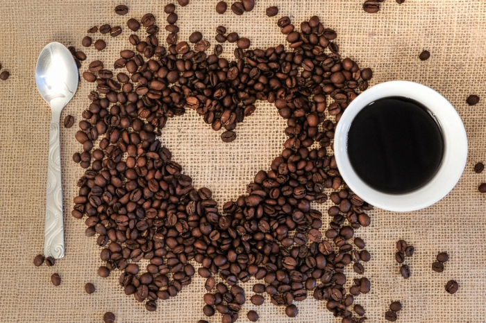 Kaffeebohnen wie ein Herzchen geformt - Grüße zum Valentinstag