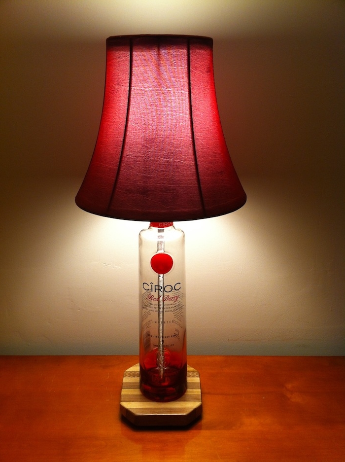 lampe mit flaschen selber bauen - eine rote diy lampe mit einer durchsichtigen flasche