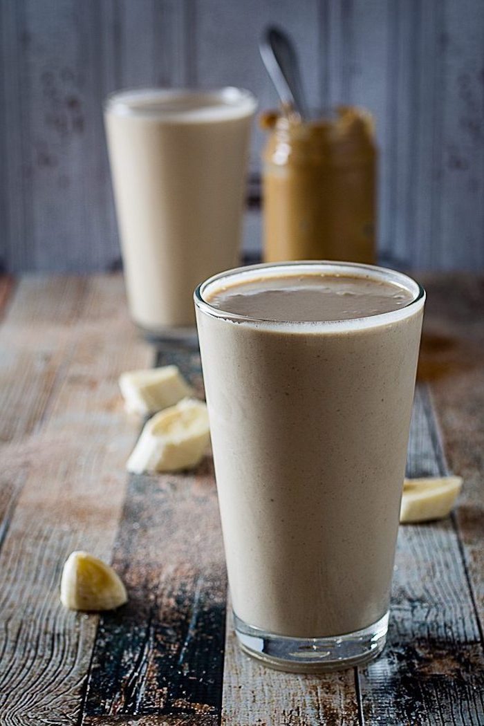 protein shake selber machen, selbstgemachtes eiweißgetränk mit bananen und erdnussbutter