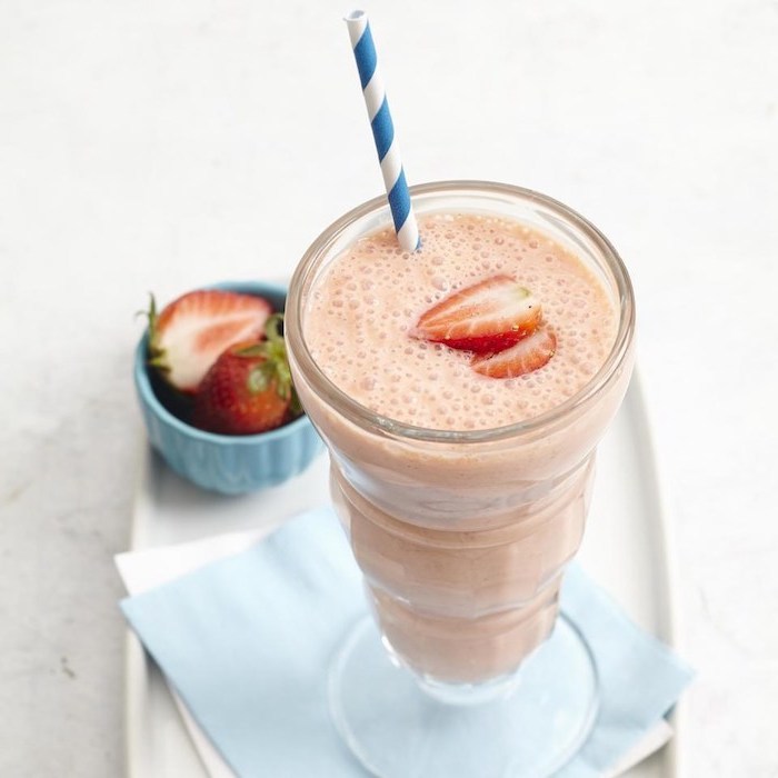 eiweißdrink mit erdbeeren und milch, protein shakes aus natürlichen zutaten