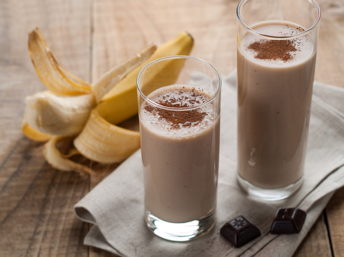 shakes zum zunehmen selber machen, protein shakes mit kakao, zimt und bananen