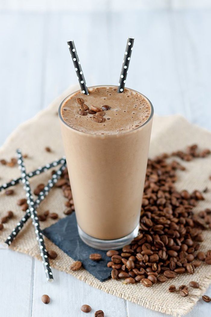 protein shake rezept mit kaffee, mandelmolch und bananen, kaffeebohnen