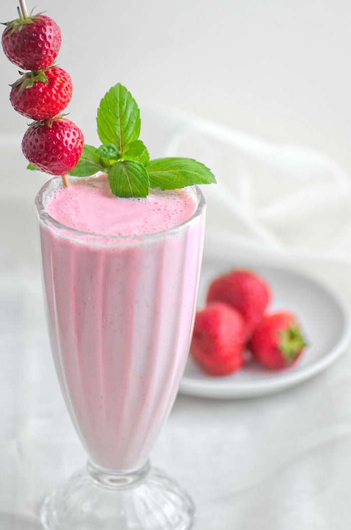 eiweißshake selber machen, shake mit erdbeeren, mandelmilch und proteinpulver