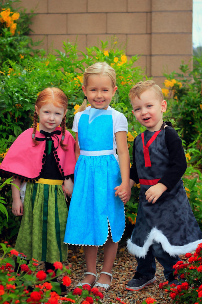 Eiskönigin Kostüme für Kinder, grünes Kleid mit Umhang, hellblaues Kleid mit weißen Ärmeln, Prinz Kleidung mit Pelz Manschetten