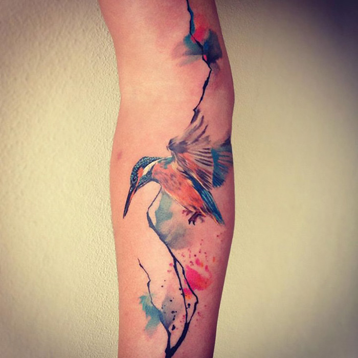 farbiges kolibri tattoo, große tätowierung am arm, tattoo-motive